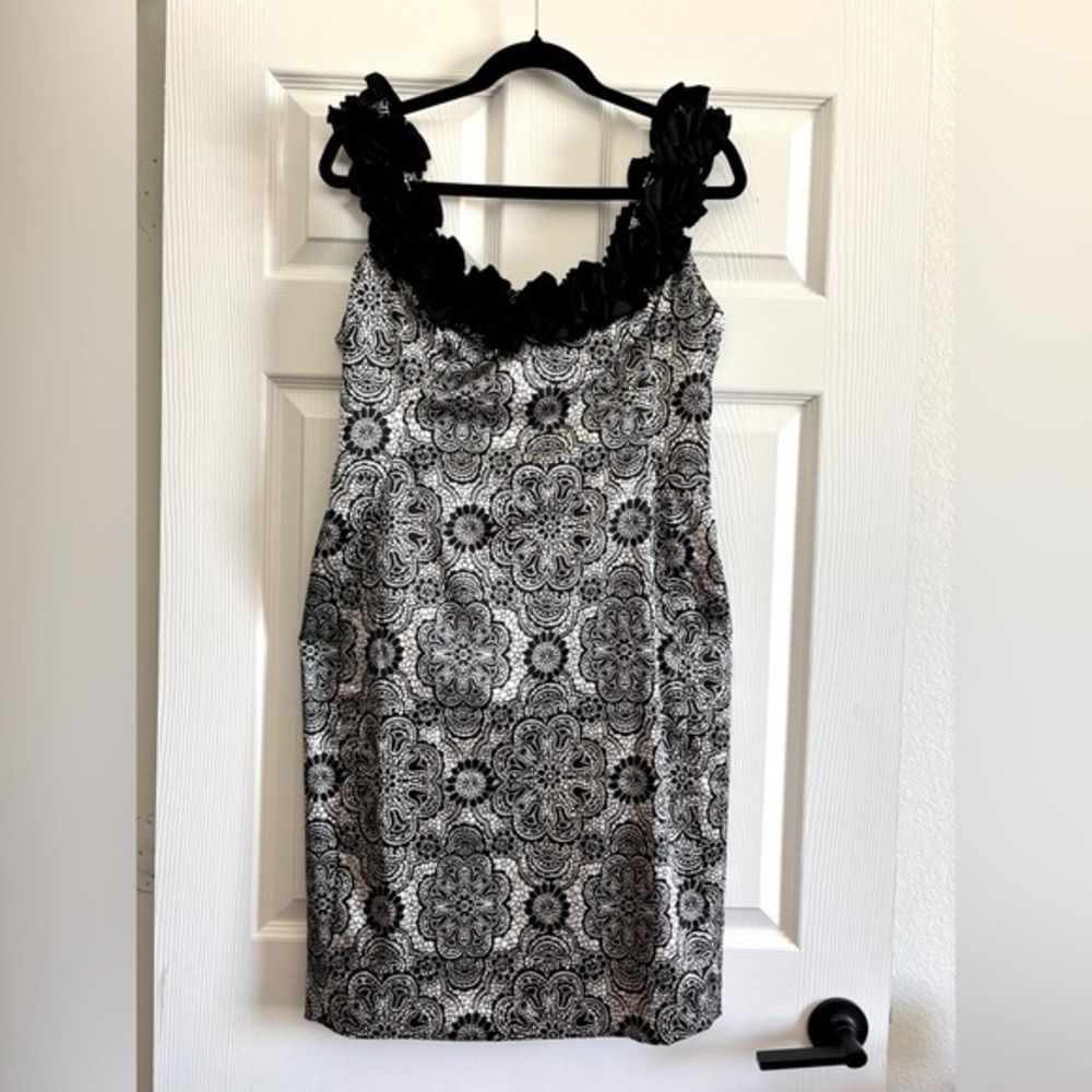 Maggy London Black and White Floral Dress. Fully lined back zipper closer.